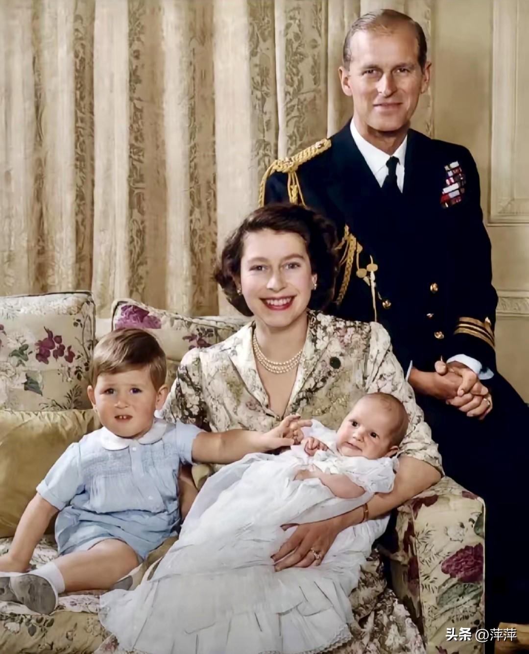 伊丽莎白二世与菲利普亲王，怀中分别抱着年幼的查尔斯王子和刚出生的安妮公主。
 
