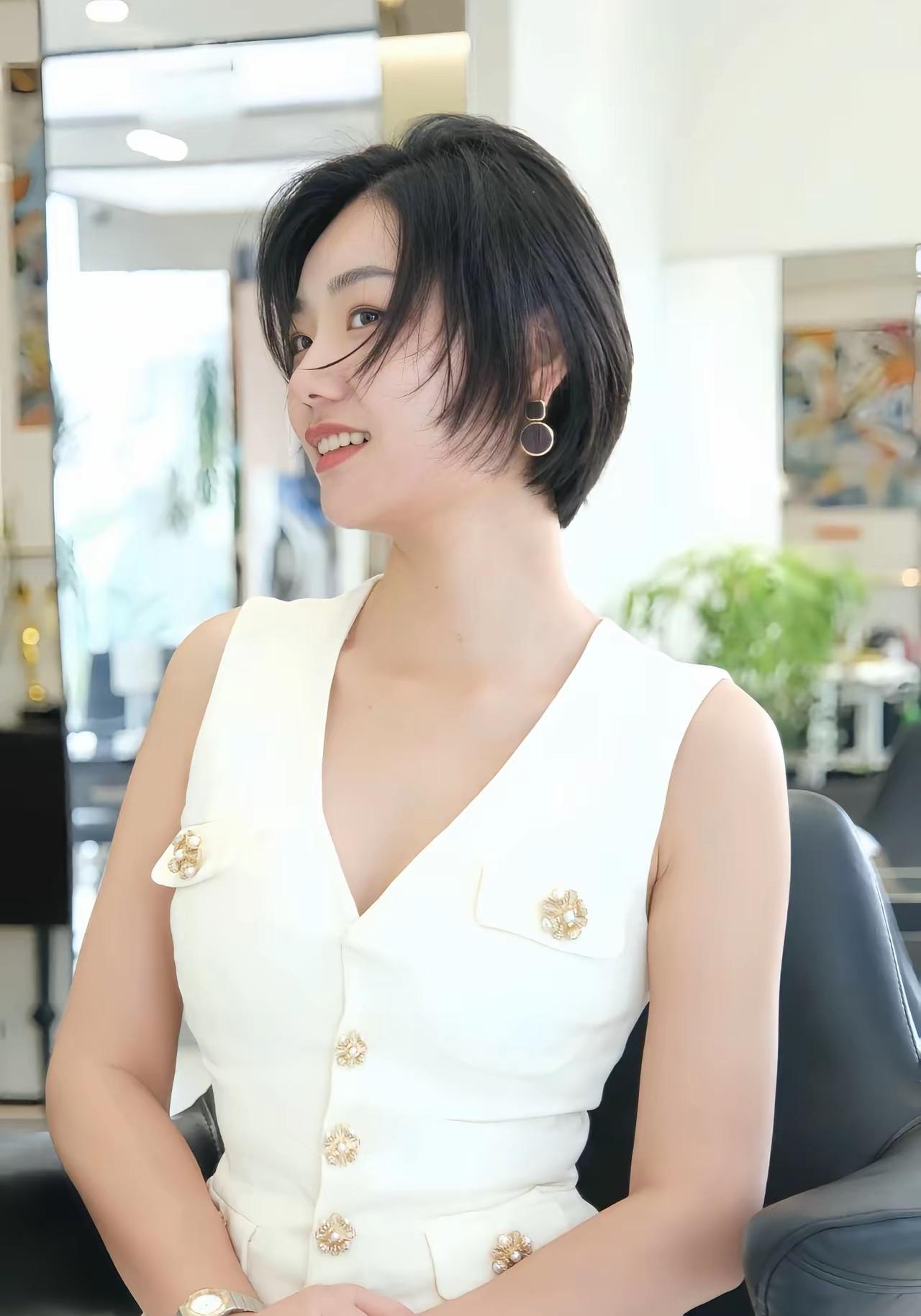 这发型，好看吗！
短发清爽活泼，适合运动型或开朗女生，日常休闲、运动场合很适配。