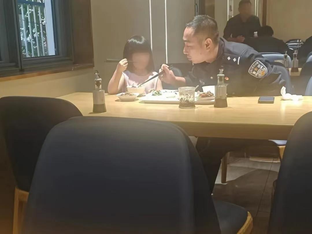 【#浙江柯桥公安守护秋日里的温情#】近日，浙江。在柯桥这片充满温情的土地上，柯桥