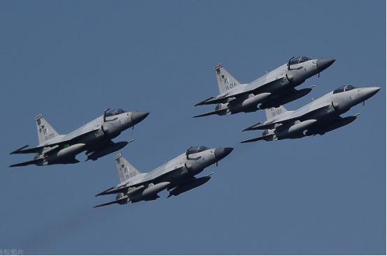 彻底慌了！阿联酋急到连夜出手！
 
4 月 12 日，巴基斯坦的战机刚一落地沙特