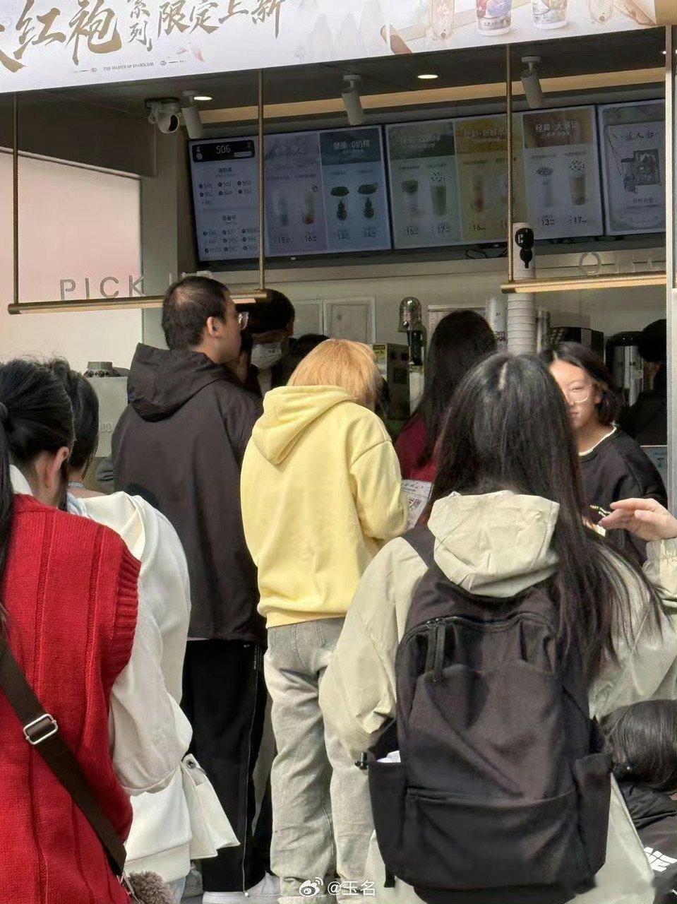 #古茗遇爆单5分钟2000杯奶茶订单##古茗员工上班开启八爪鱼模式# 哇员工们不