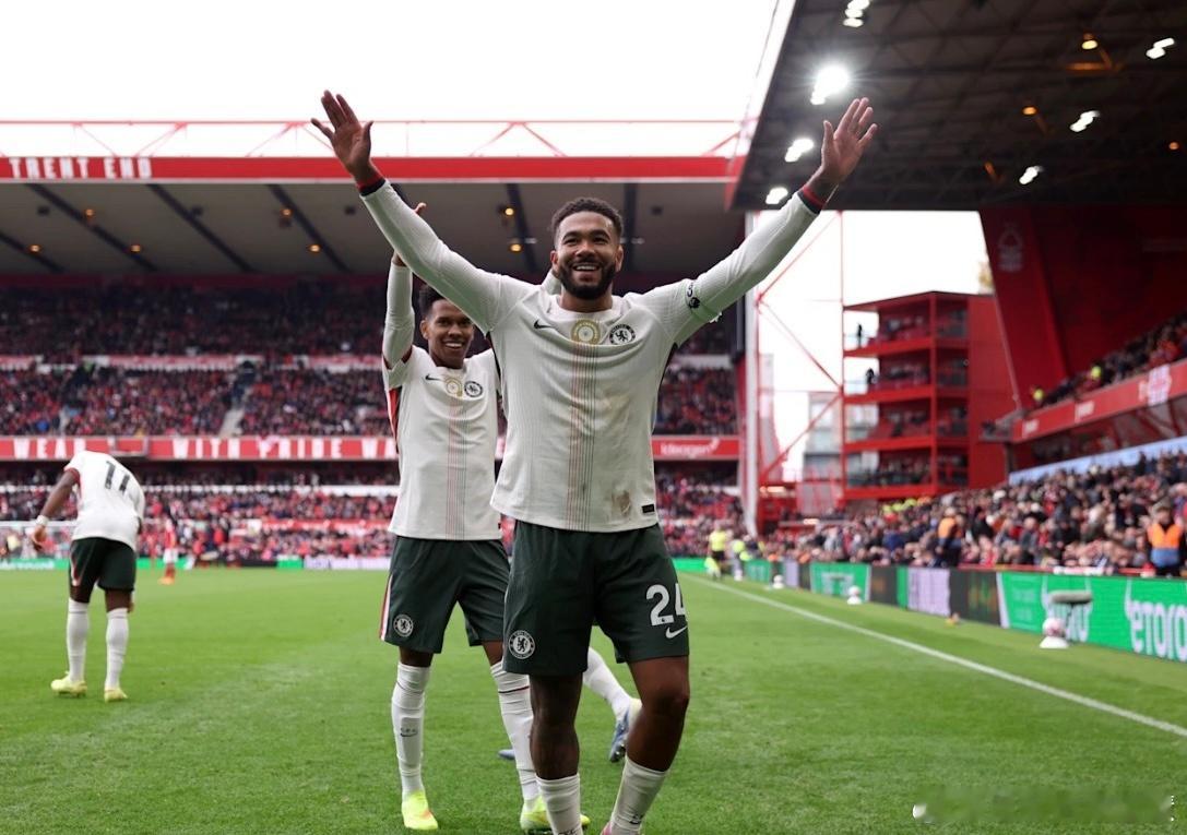 12月24日讯 切尔西官网压轴放出年度球员圣诞专访，球队队长里斯·詹姆斯回顾了自