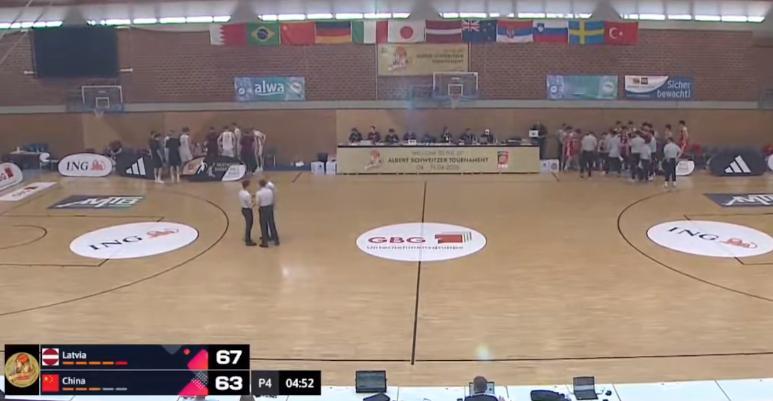 最多落后25分，还剩5分钟左右，追回来21分。看看今天有没有机会翻盘哈。中国篮球