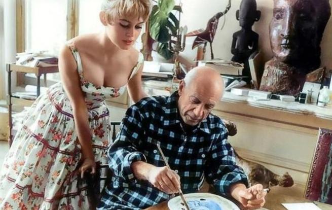 1956年，当21岁的碧姬·芭铎拜访74岁的毕加索时，留下了一张珍贵的老照片。毕