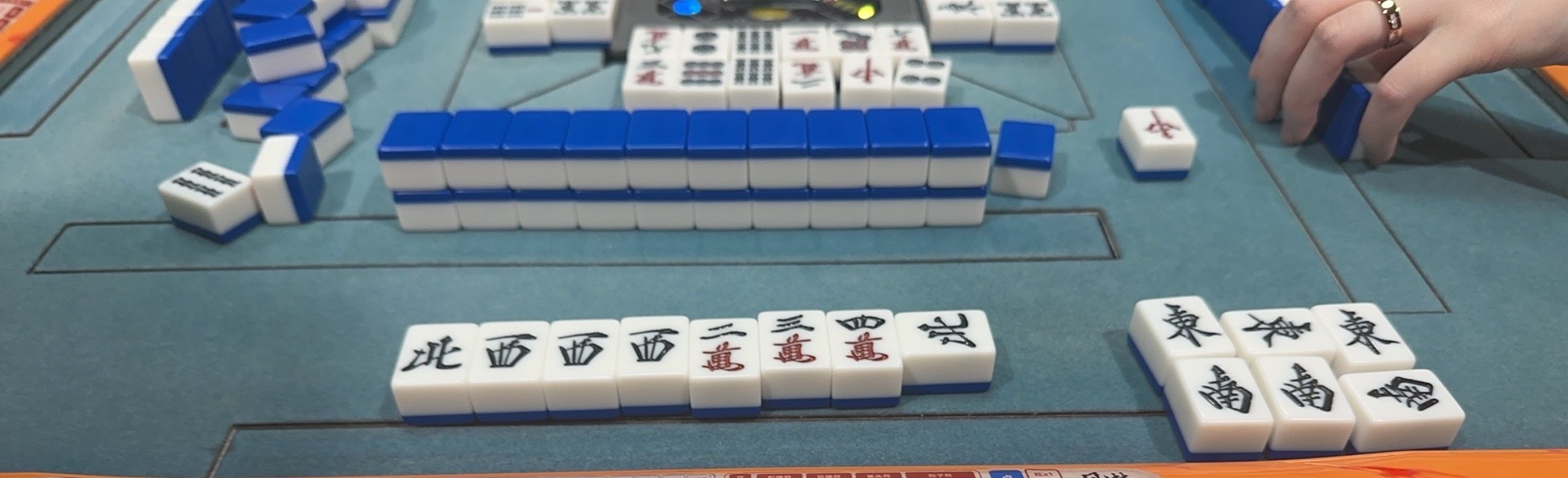 麻将真好玩，不同的地区有不同的玩法，我喜欢打不同的麻将，感受一下。现在我打立直麻