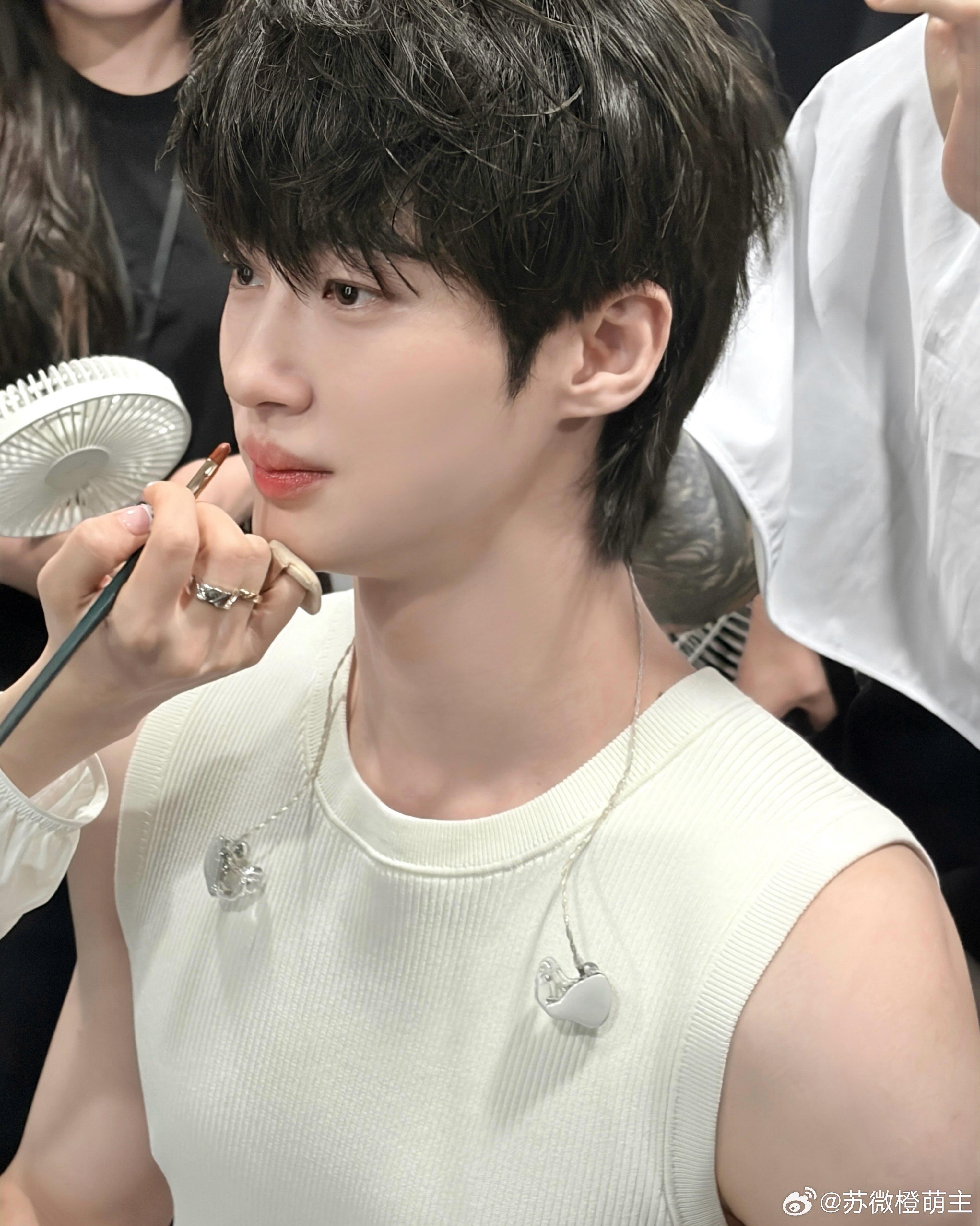 边佑锡INS更新 男大！！！！！！！！！！！！！💙❤️ 