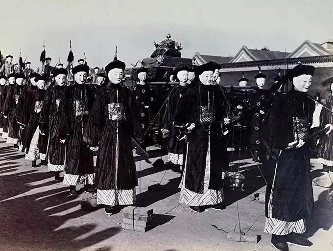 1908年11月15日，一代女强人慈禧太后去世，清廷为她举行了盛大的葬礼，极尽奢