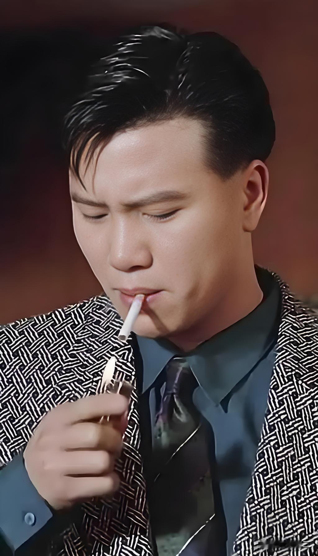 万梓良曾是红极一时的港圈影帝，风光无限，当年他倾尽积蓄开办服装连锁门店，经营不善
