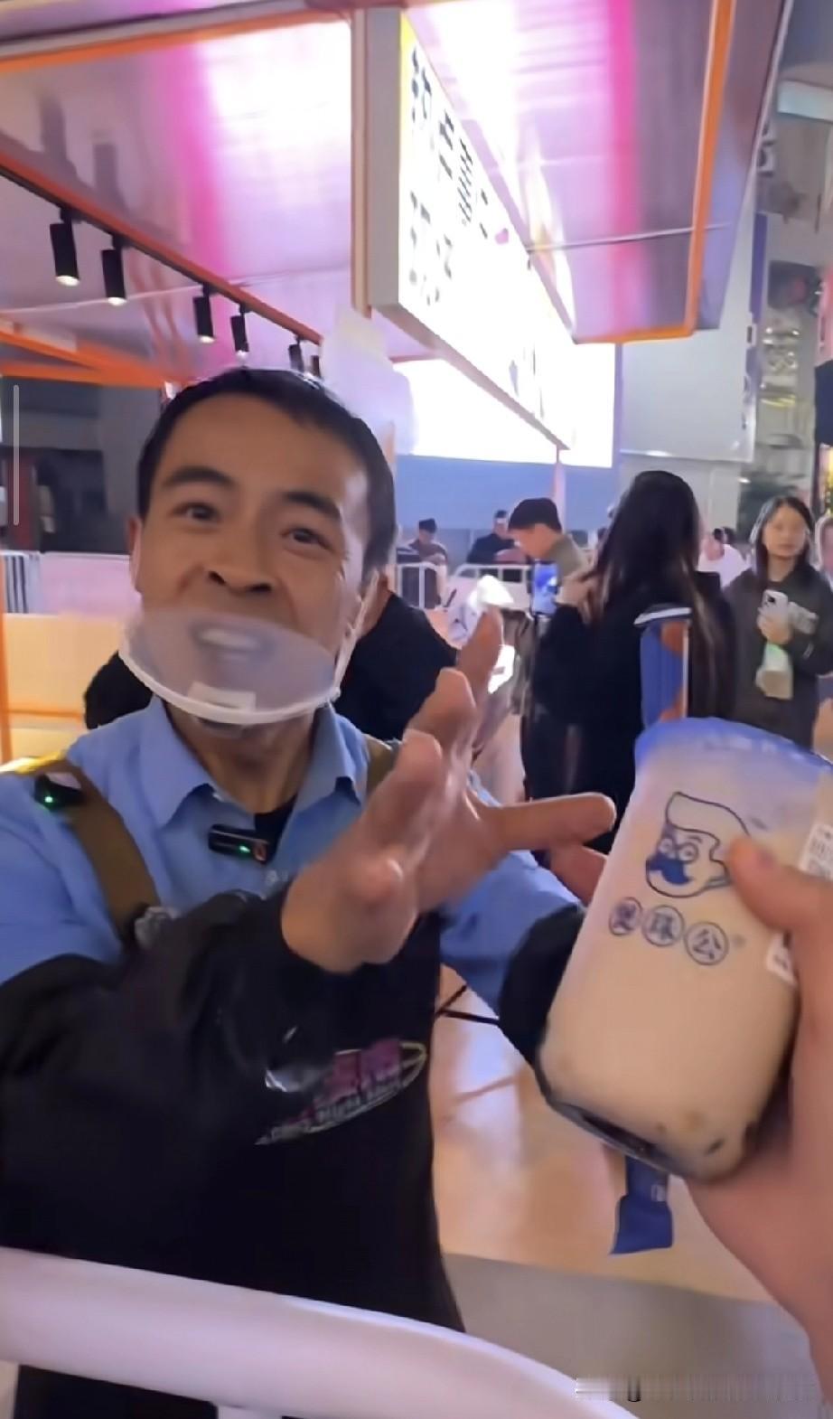 佛山街头排长队等鸡排哥
这群人到底是粉丝还是黄牛？
 
佛山一处网红街区里，上百