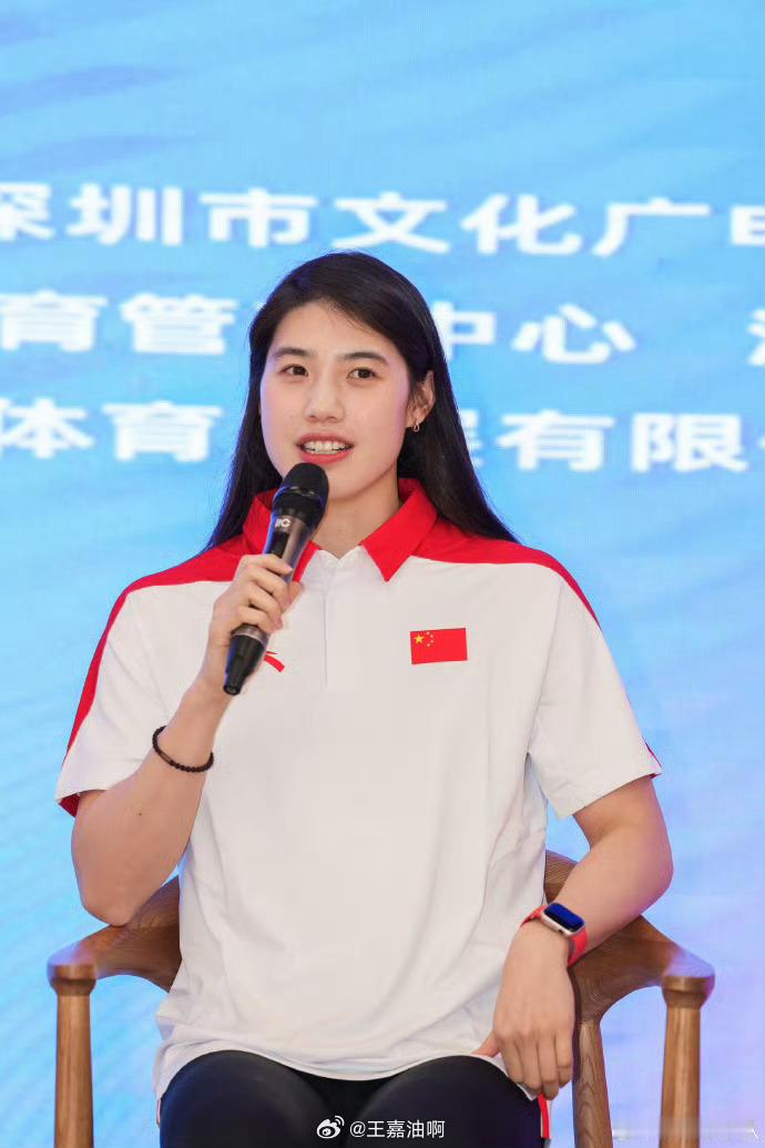 中国游泳公开赛中外运动员进校园泳坛双星进校园！潘展乐、张雨霏与同学们近距离分享训