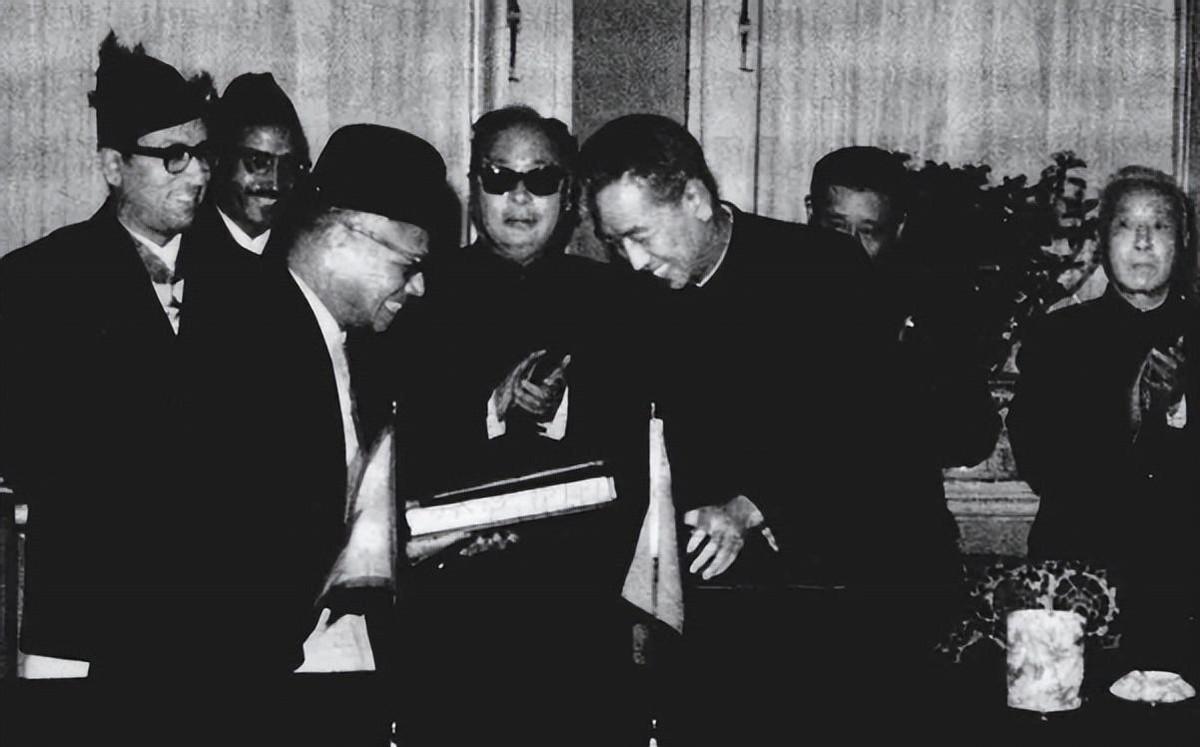 1958年耿飚向陈毅提出个人请求后惹怒陈毅，周总理却出面劝说，希望耿飚能继续留下