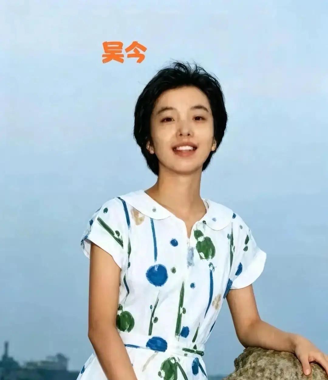 80年代，朱令姐姐吴今出游时的一张留影，留着短发，笑容灿烂，她出身于高知家庭，从