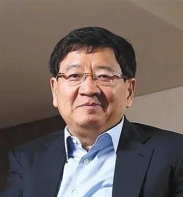 2006年，徐小平套现40亿后离开新东方，后来，他在“央视一姐”张泉灵的游说下，