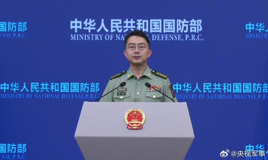 【#国防部回应外国船只为防袭击挂五星红旗#】据外媒报道，近期有大量外国船只在霍尔