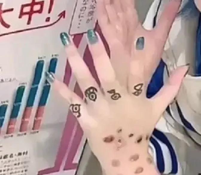 日本这帮年轻人的脑回路，我是真的看不懂了，一群十几二十岁的毛头小子聚众“晒宝”，