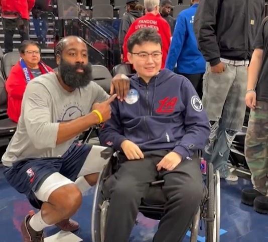 哈登和中国球迷的故事。
哈登和约翰·郝的故事令人动容，两人结缘于2023年。20