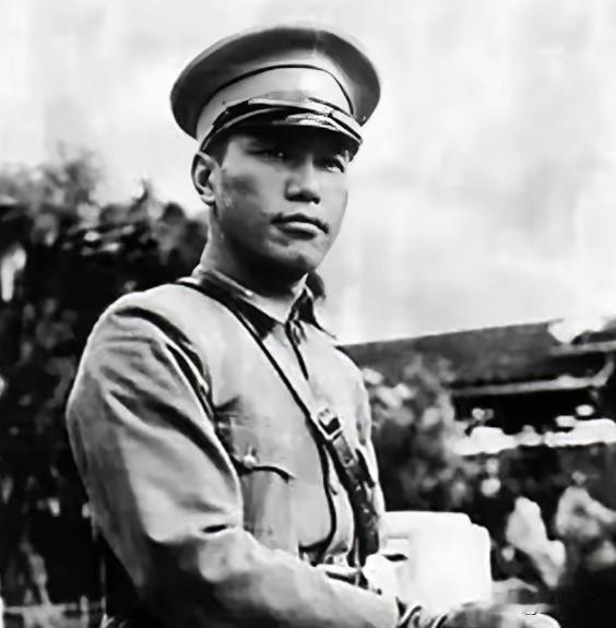 1947年，南京的秋夜寒意刺骨。蒋经国带着侍卫闯入郭汝瑰宅邸时，正撞见他独自坐在