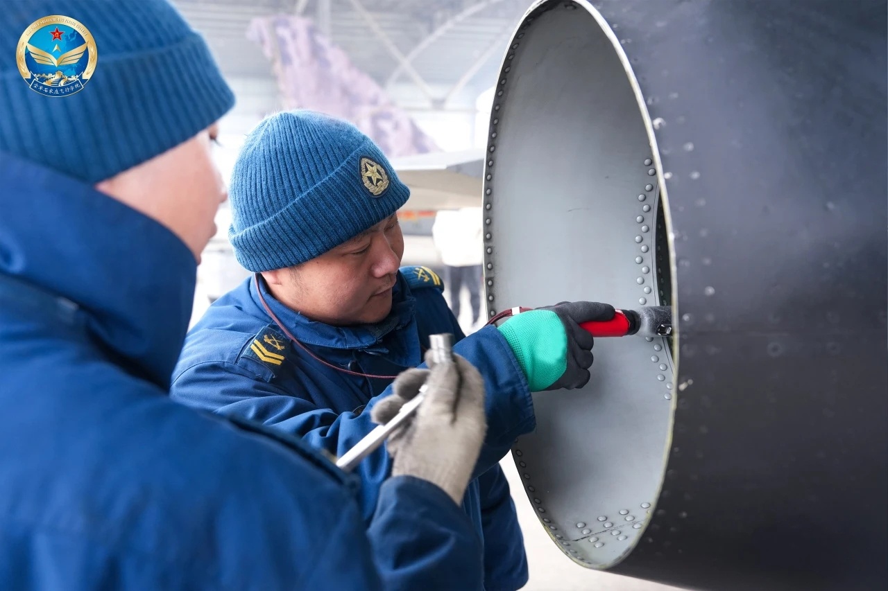 无加力发动的外壳 