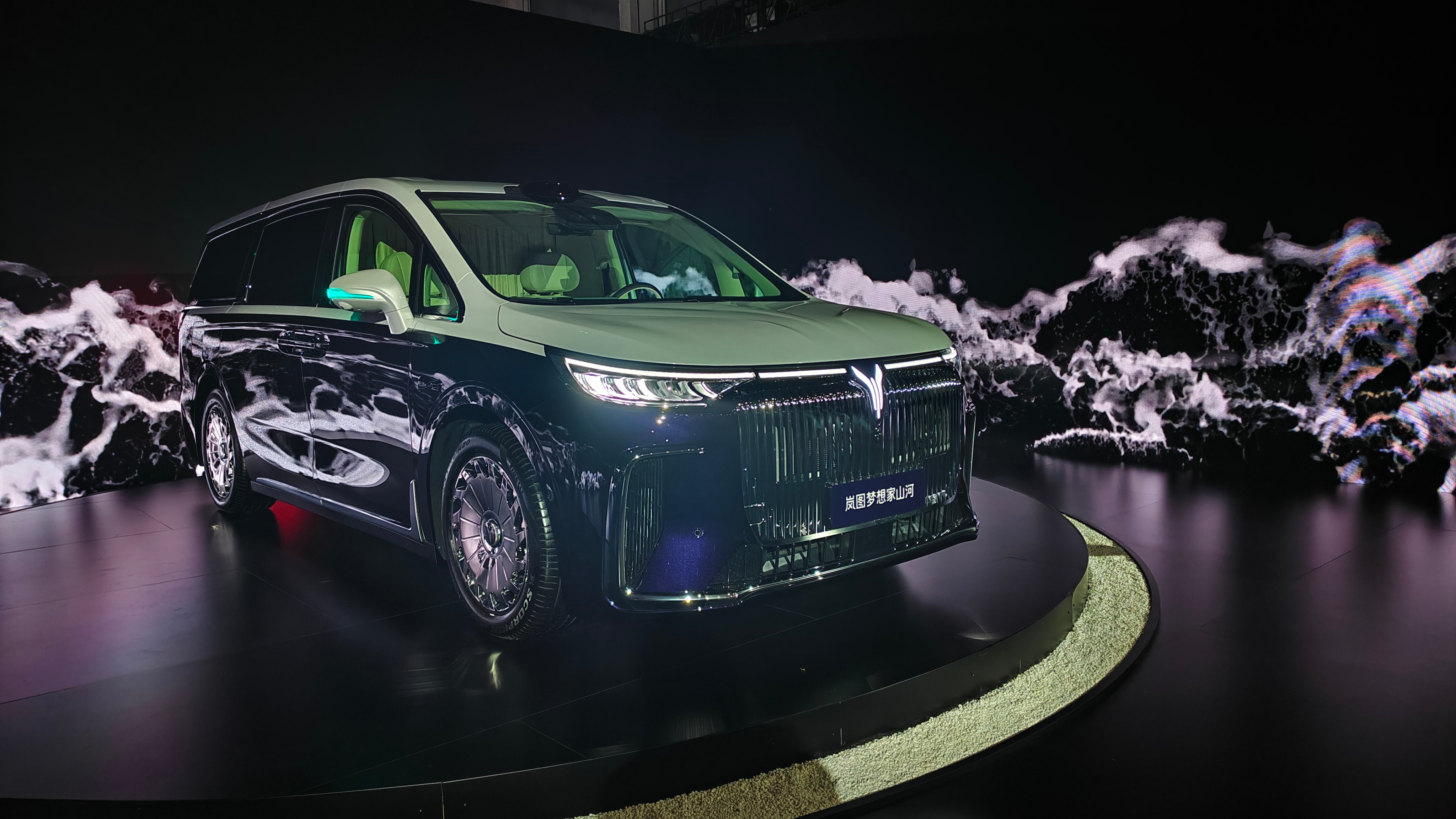 2026款岚图梦想家，起步即顶配，上市价32.99万元起，加配置不加价。MPV冠