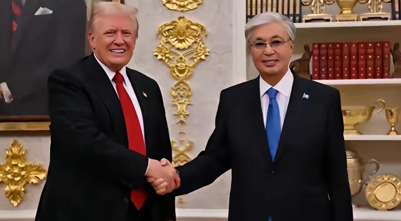 哈萨克斯坦居然把赌注押在了美国身上，想让美国给他修铁路。
​说白了，明眼人都能看