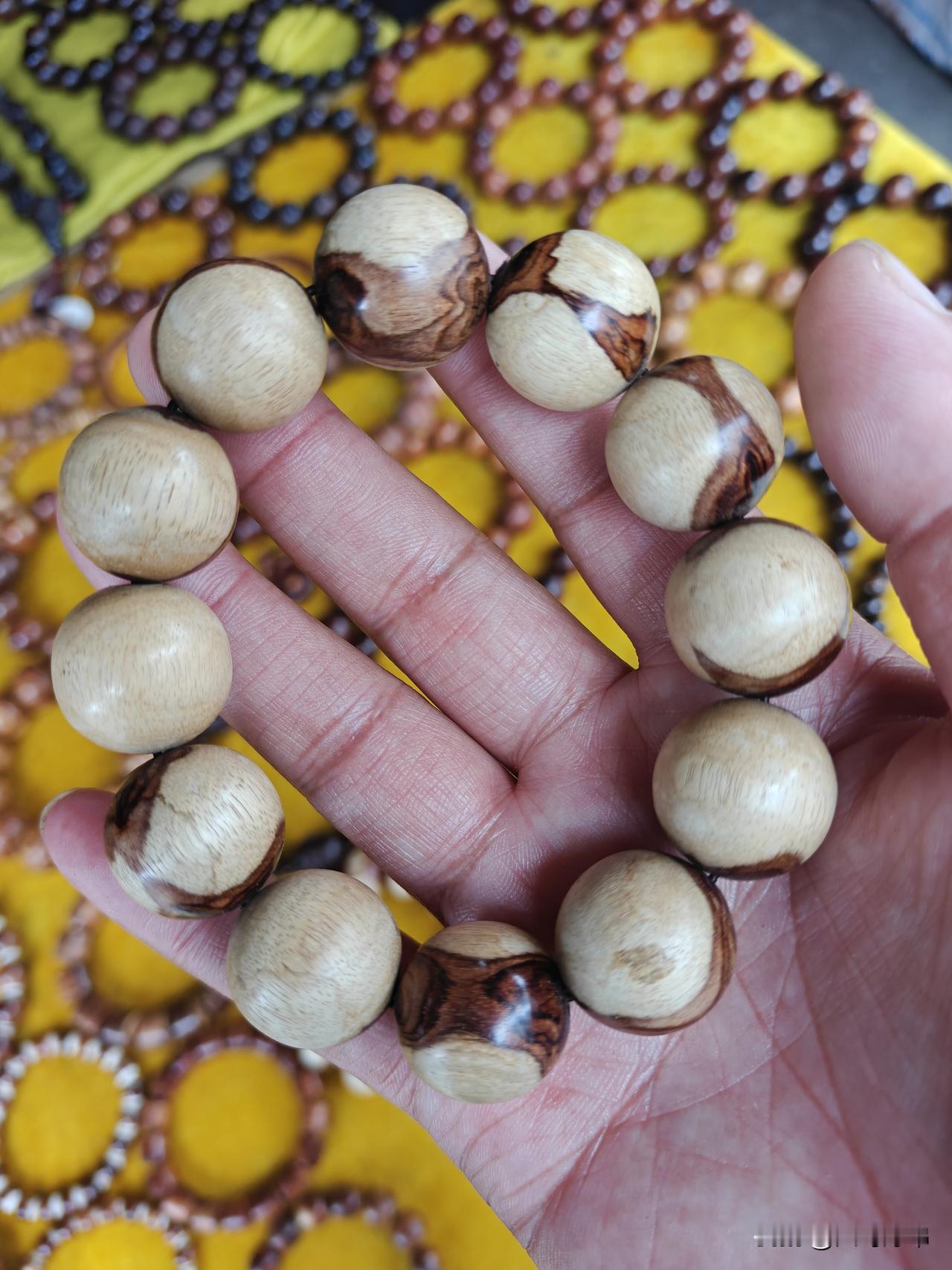 在海南，这种料的黄花梨手串还在卖，难道真有人喜欢这样的手串吗？
​虽然也有花纹，