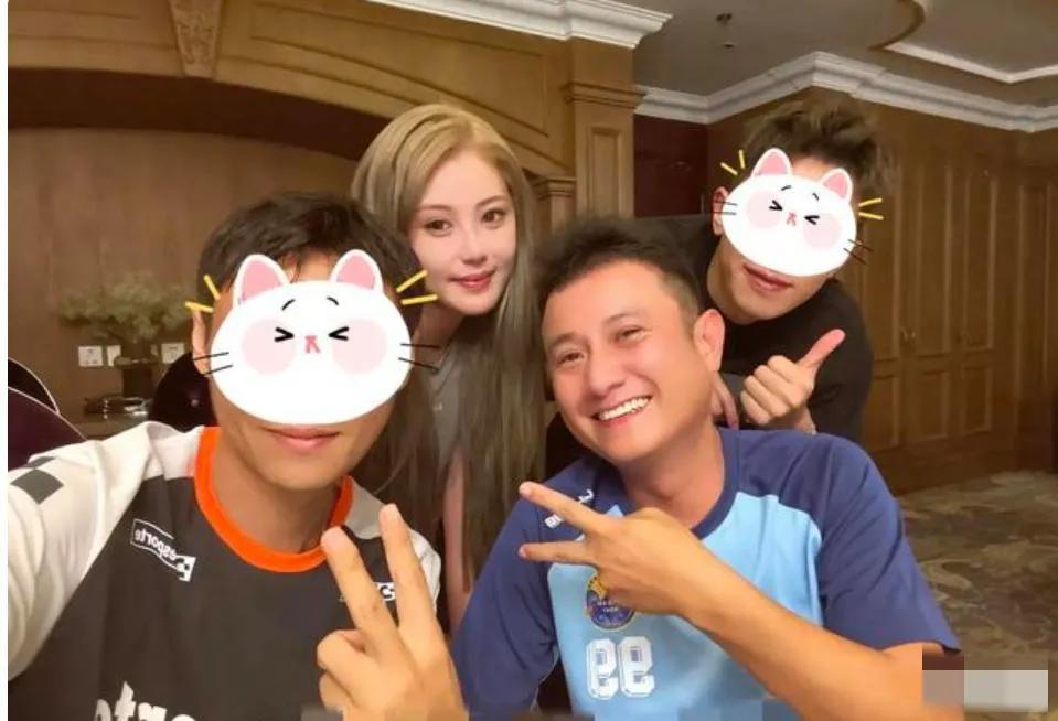 文章与好友在北京豪宅开心聚餐K歌，身旁琼花玉貌的金发美女太抢镜哈！