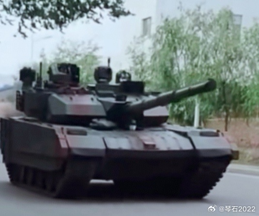 外贸坦？炮塔加装了类似100系列的光电系统，APS的拦截弹双筒基本上是老款，与9