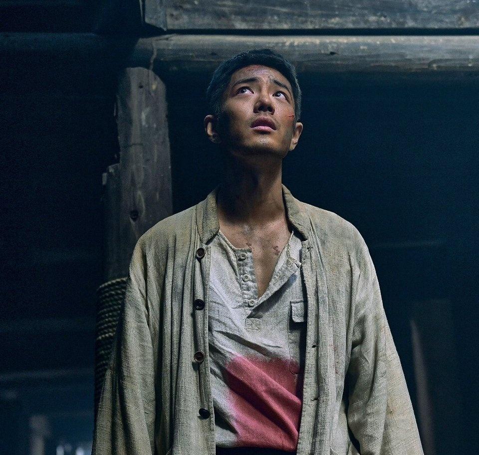 得闲谨制超话 得闲谨制年度喜爱影片断层第一 
从求生避祸到挺身护国，肖战完整演绎