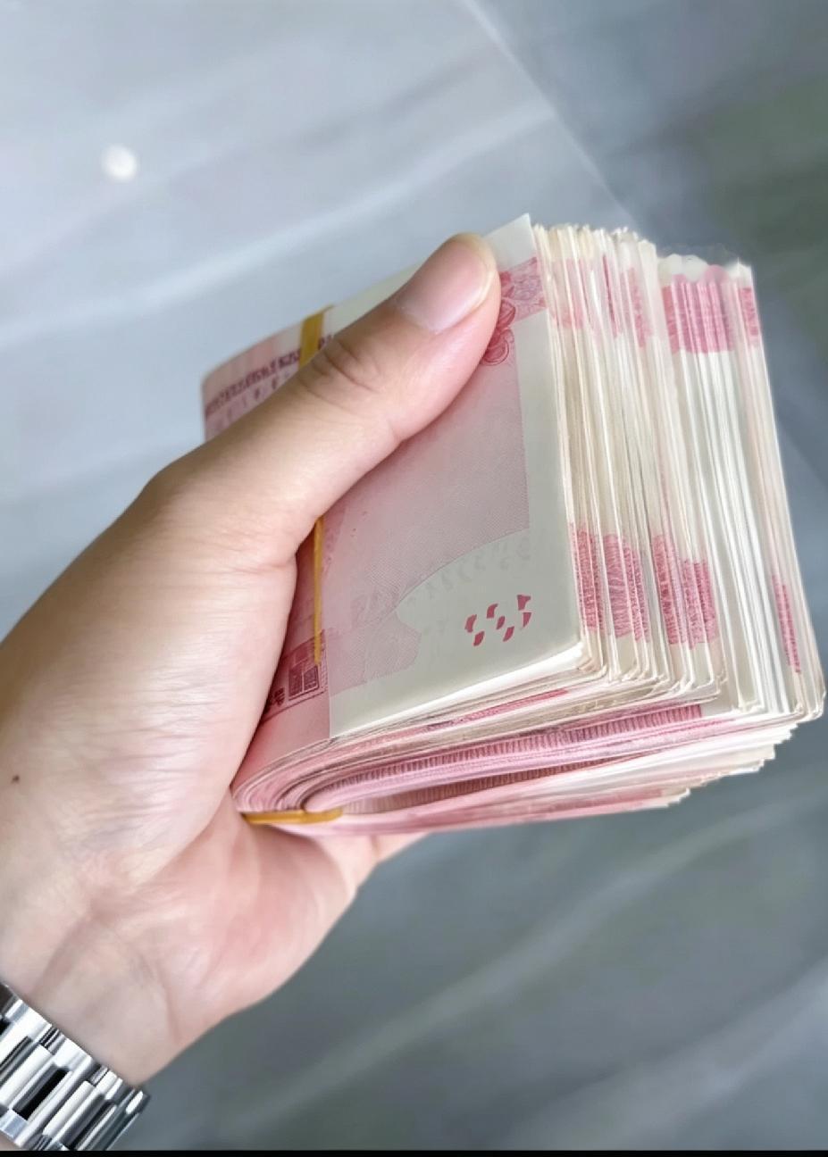 情人给的
我问他为什么？
他说天热
让我买自己想要的东西
我问：为啥给现金
他说