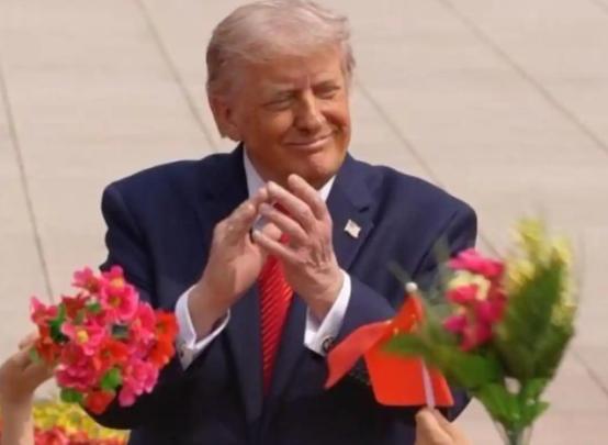 一趟中国行，把特朗普几十年的优越感打掉了大半。
5月13日晚，专机降落北京，引擎