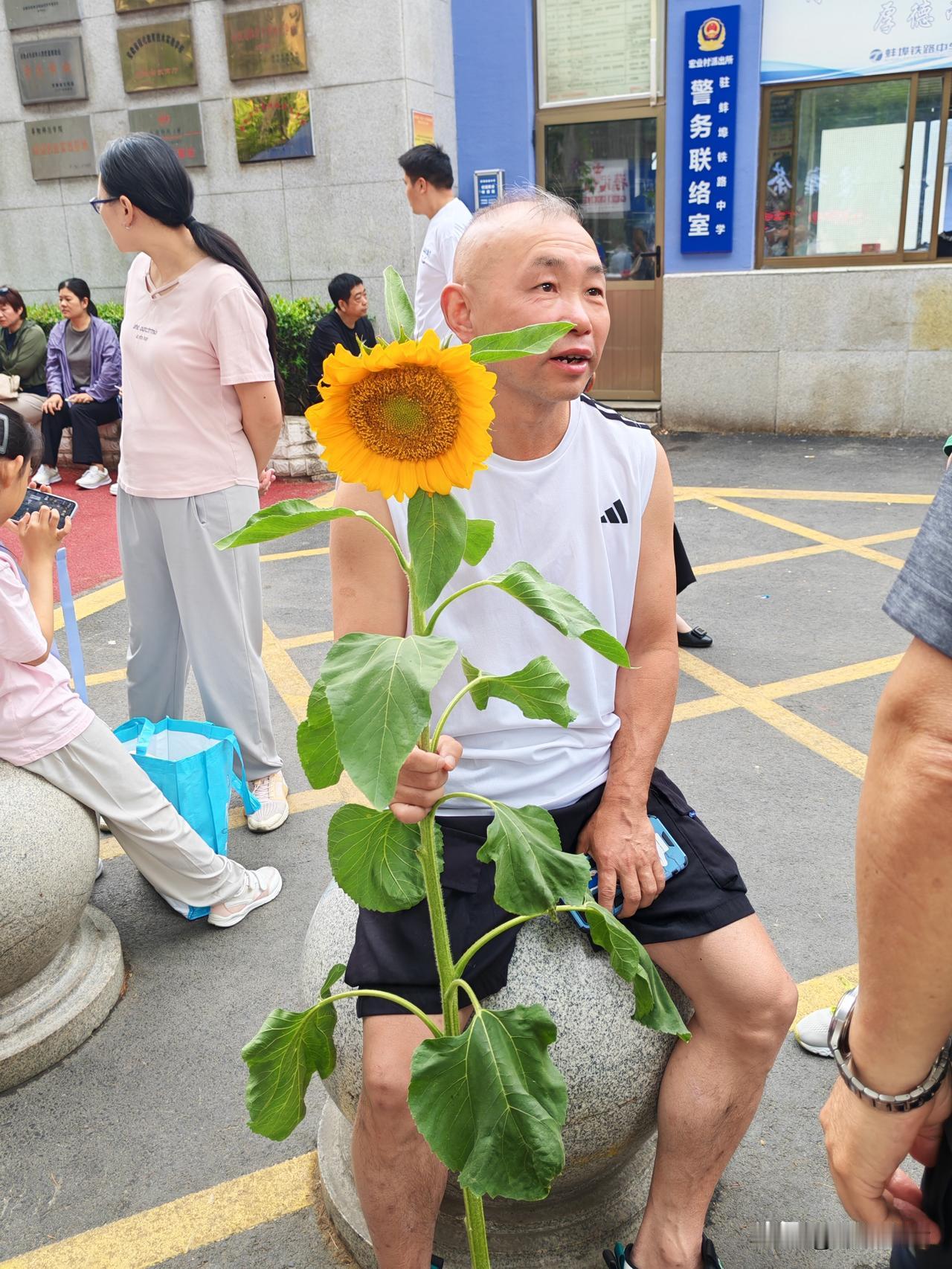 今天是6月7日，高考首日。蚌埠铁路中学考点外，有一种安静，叫“爸妈的心”。

你