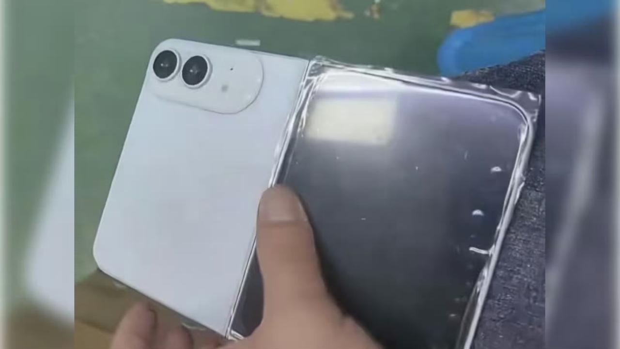 有博主曝光苹果首款折叠屏iPhone Ultra白色机模，该机已进入小批量试产，