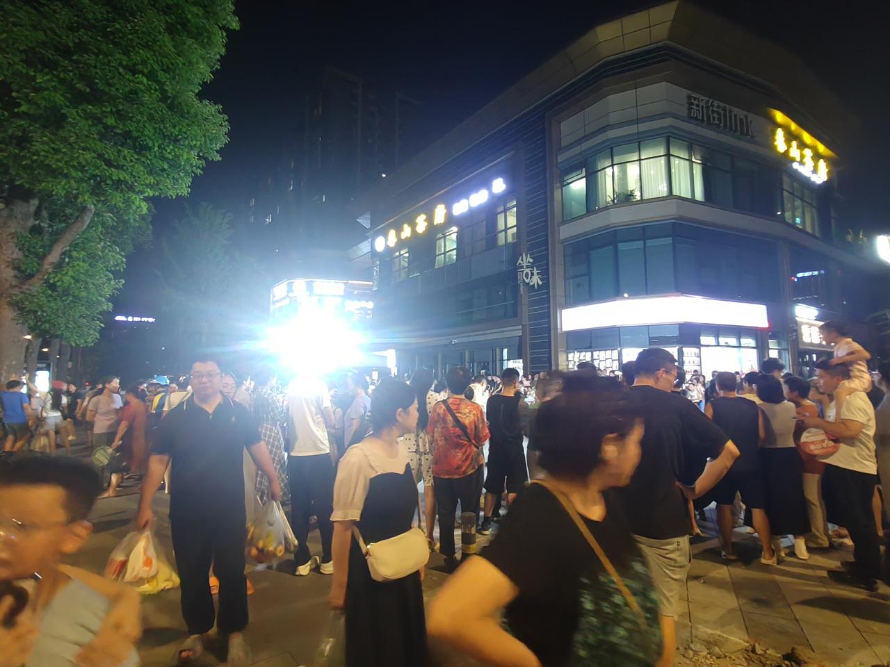 华灯初上，街头人头攒动。夜色裹挟着人间烟火，喧嚣热闹，这就是城市夜晚最生动的生活