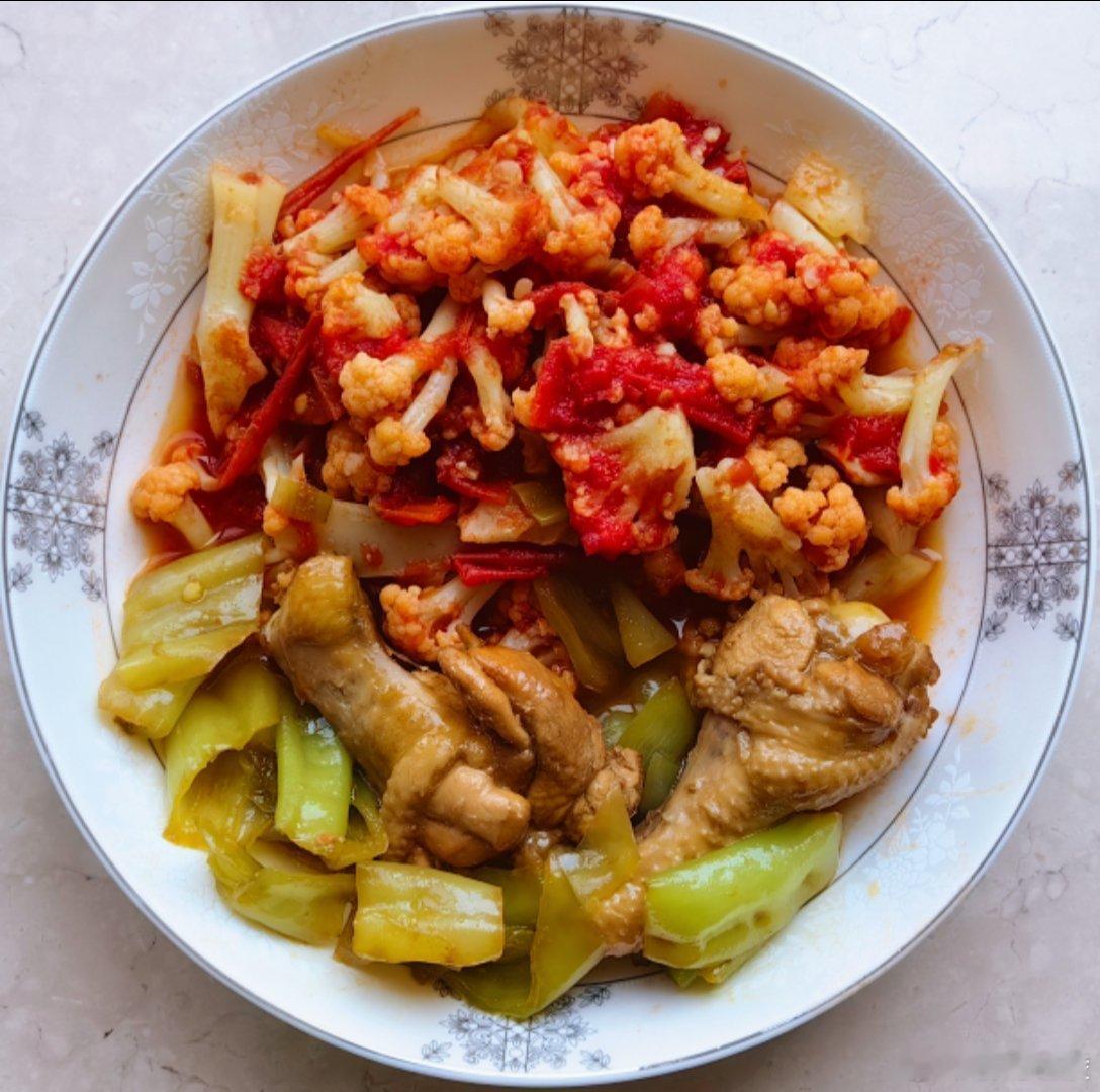 #这个问题吃什么# 午餐：小米发芽糙米大米饭，番茄菜花，辣椒鸡翅根。买了一袋翅根