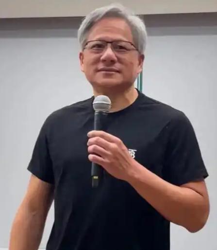 难怪有人常说，华人要是和白人结婚，到了第三代基本就看不见华人的样子了。英伟达的老