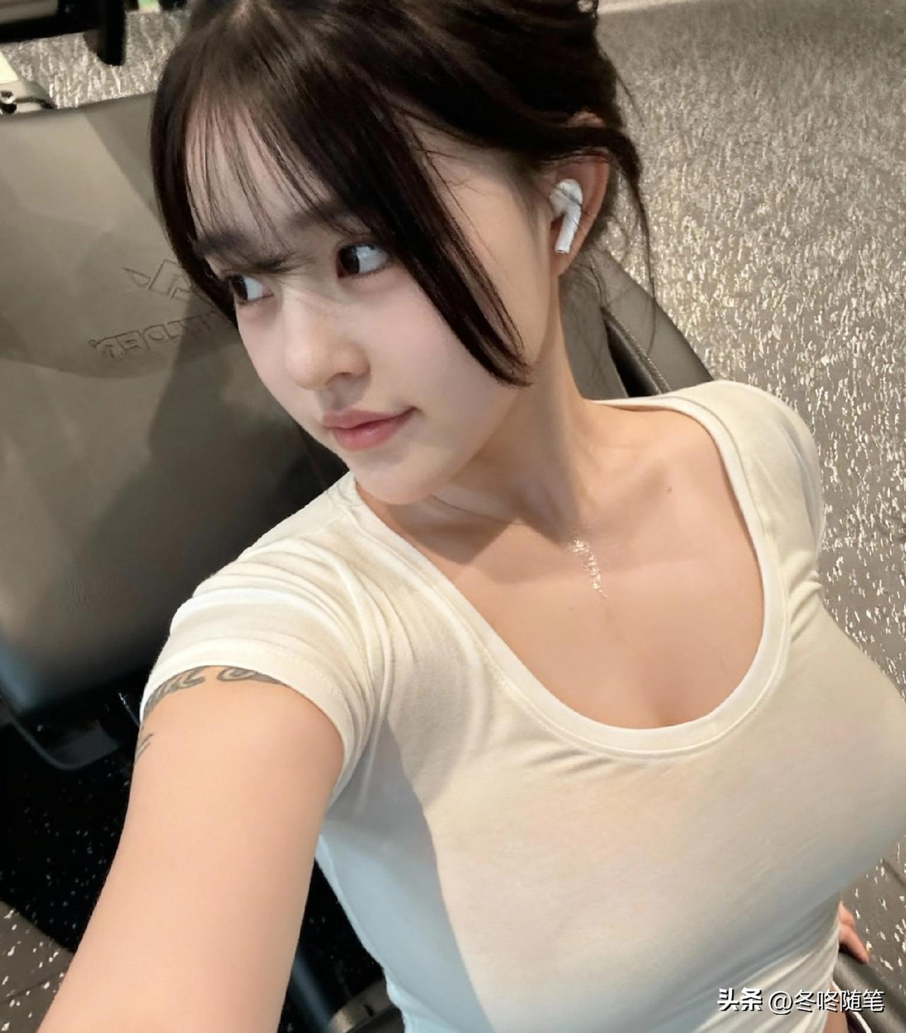 非常喜欢人民日报的一段话：
发现很多人正在实践「社交降级」。
从热衷组局到享受独