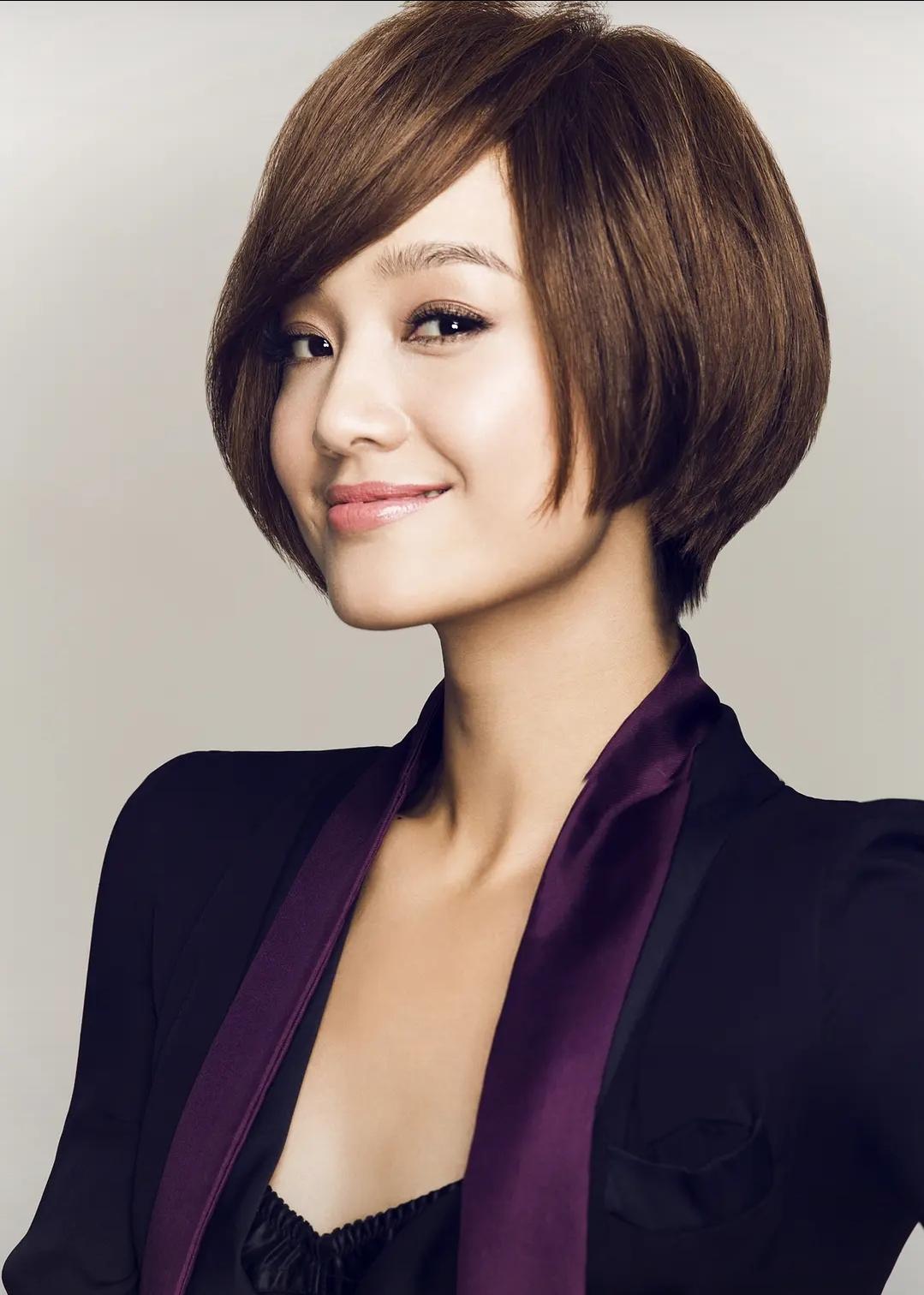 朱丹新年晒全家福，儿女都露正脸，俩孩子长相很普通但看着好乖娱乐 明星