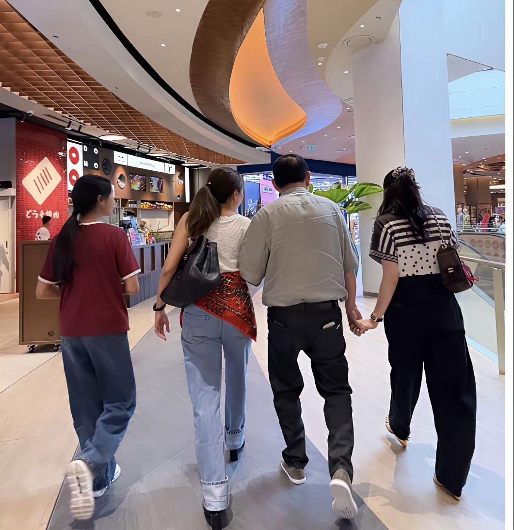 ​苦尽甘来，终于可以得到自由了。泰国原总理和他的两个女儿佩通坦和萍通坦已经出现在
