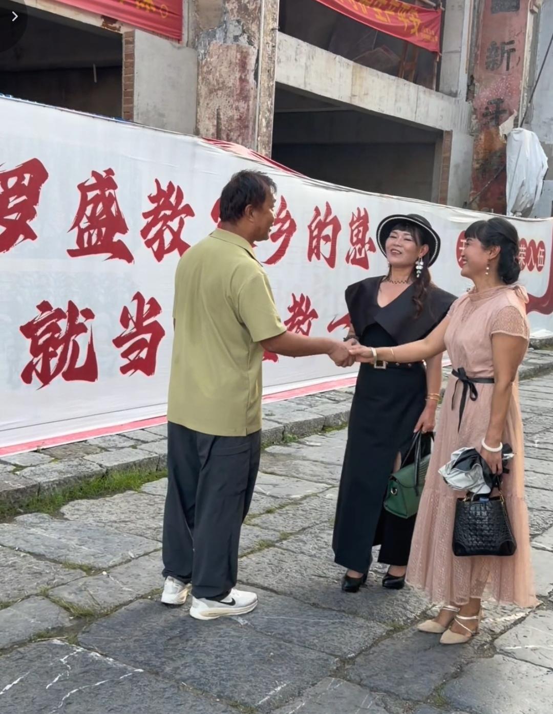 上海流浪大师沈巍他乡遇故知！海内存知己，网络若比邻，真正喜欢沈巍的粉丝在网络上早