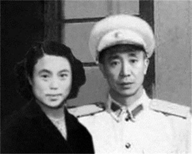江腾蛟夫人李燕平。
 
李燕平1930年生于黑龙江白城，比江腾蛟小11岁。194
