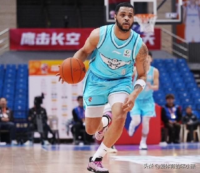 CBA联赛的赛场上转眼迎来一场青岛崂山啤酒男篮和浙江稠州金租之间的交锋。

实事