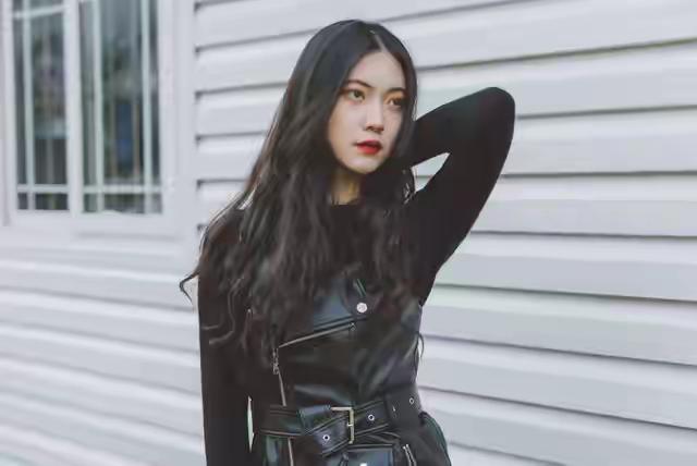 风雨人生，自己撑伞，才是

很多人活到一定年纪才突然明白：

这世上从来没有什么