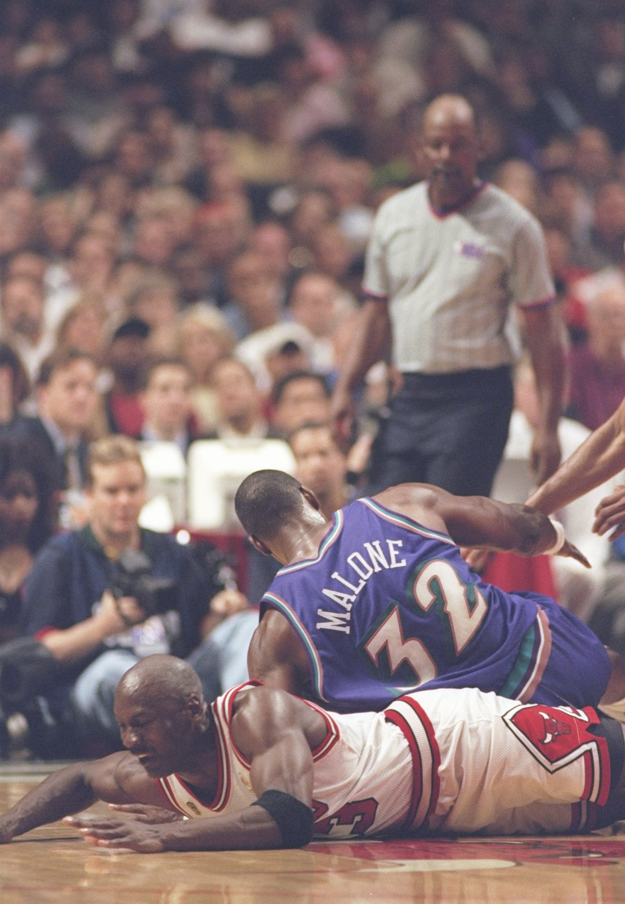 Michael Jordan 碰上Karl Malone 的肘子也够喝一壶的 