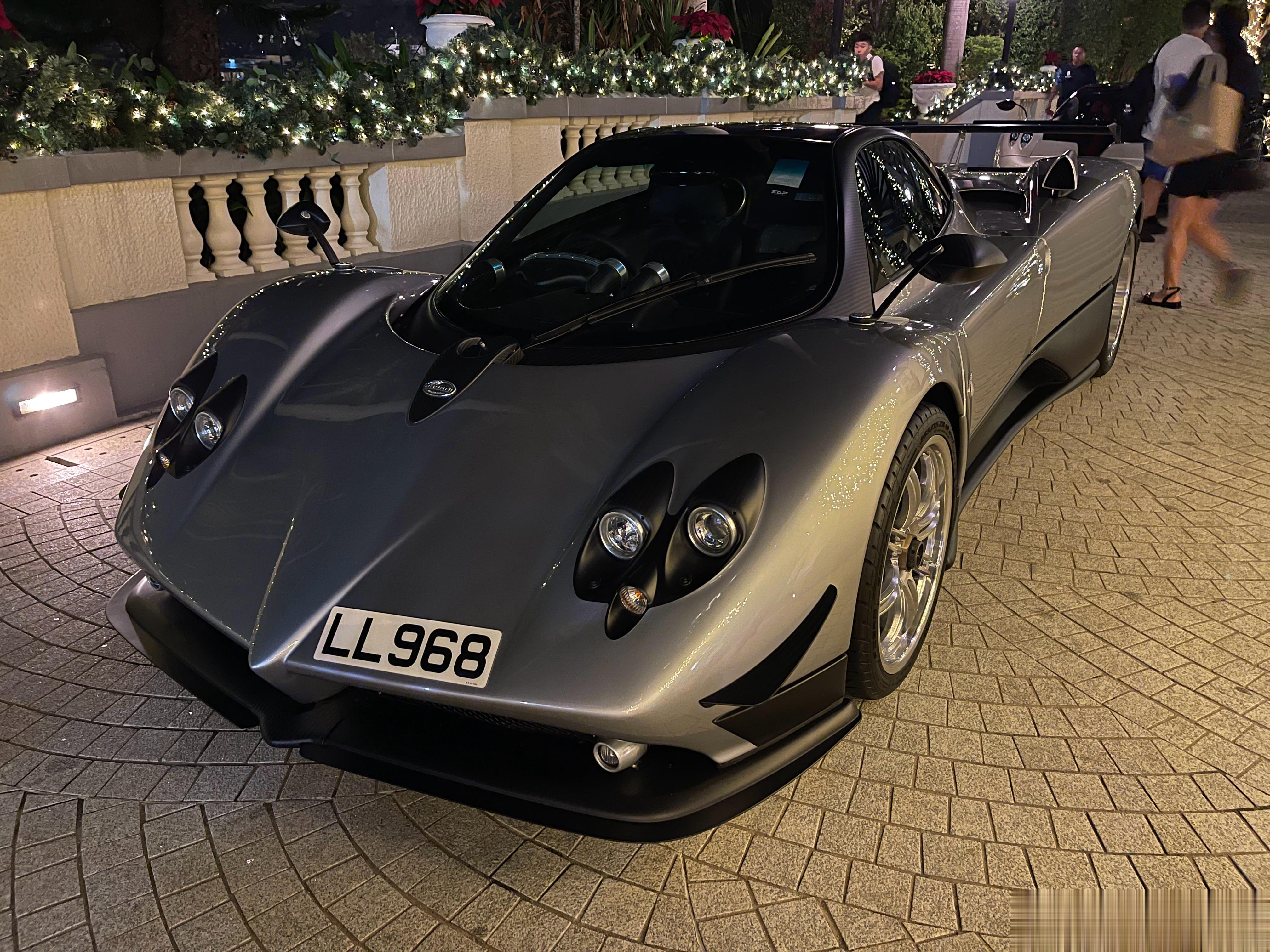 #shen车视界# 昨天香港帕加尼25周年活动，车主开来现场的Zonda F和Z