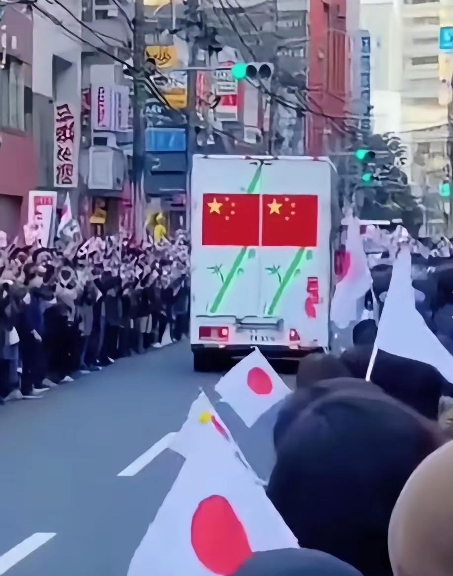 日本小姐姐哭的是真伤心，看得我差点都动了恻隐之心。
租给日本的国宝大熊猫终于要回