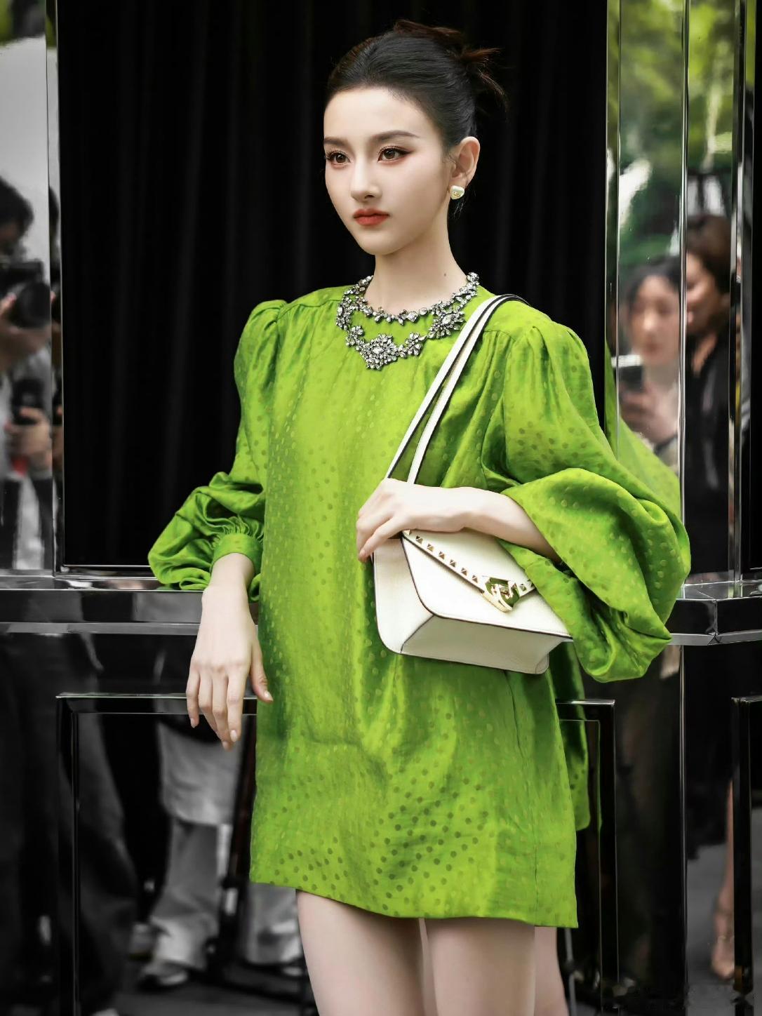 宋祖儿的腿瘦凹回去了宋祖儿公开营业露面后，网友发现小姐姐的腿部肌肉明显凹陷，膝盖