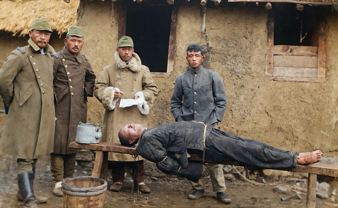 1930 年代东北，一名抗联战士被反绑在木凳上，正遭受日军的水刑折磨。

这是日