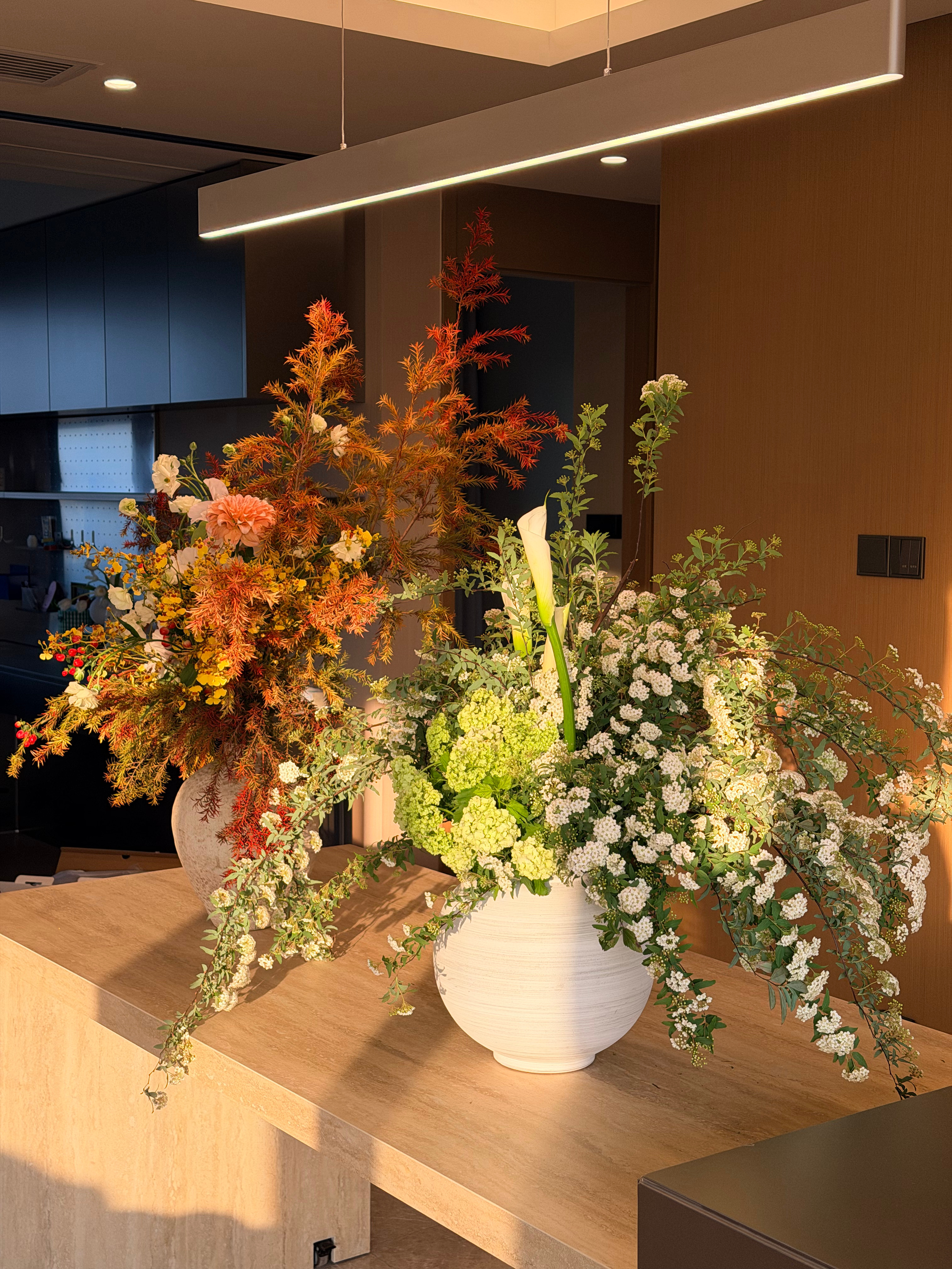 第二届插花比赛，左边黄橘请投1，右边白绿请投2。 