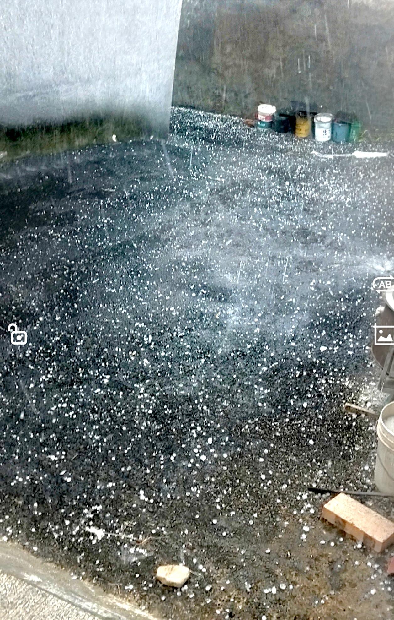 突降暴雨和冰雹，真的多少年没有下雹子了。
丙午年甲午月戊午日下午五点四十分左右，