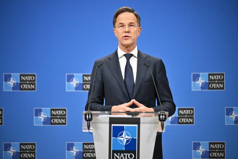 泽连斯基宣布乌克兰放弃加入北约，这绝对是个重大立场转变。之前乌克兰心心念念要加入